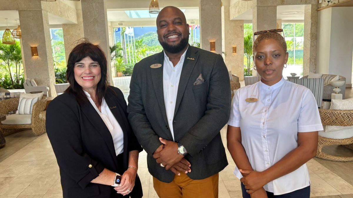 Arlenes García, directora de Ventas y Marketing de Sandals & Beaches Resorts para América Latina; junto a Tamon Allen, General Manager de Sandals St. Vincent & The Grenadines; y Jamila Soso-Vincent, PR Manager.