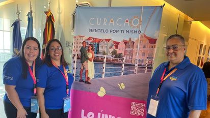 Iris Carrasco (centro) junto a sus colaboradoras de la Oficina de Turismo de Curazao.