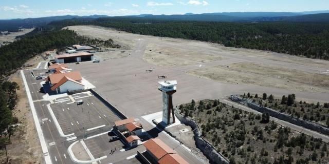 El aeropuerto de Creel, en Chihuahua, posee una pista de aterrizaje de 2 mil 520 metros de largo y se ubica entre paisajes montañosos a 2 mil 480 metros.