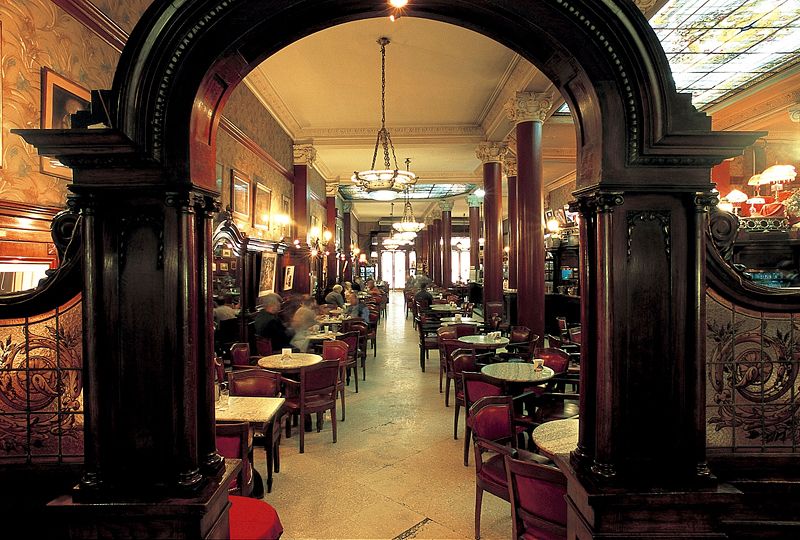 Los típicos cafés de Buenos Aires.