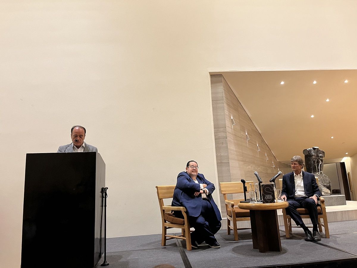 Alex Zozaya el empresario presentó libro autobiográfico