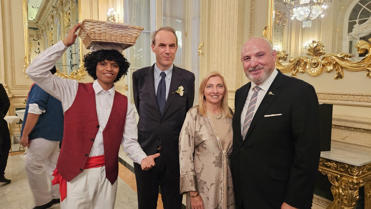 Pablo Garc&iacute;a junto a profesionales del sector.