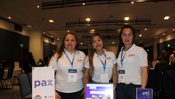 Jennifer Puerto, asesora comercial de Pax Assistance y equipo.