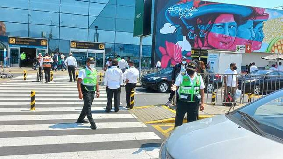 Según las nuevas normas, los taxistas que ingresen al aeropuerto deberán acreditar que el pasajero solicitó el servicio. - Ladevi Medios y Soluciones Según las nuevas normas, los taxistas que ingresen al aeropuerto deberán acreditar que el pasajero solicitó el servicio.