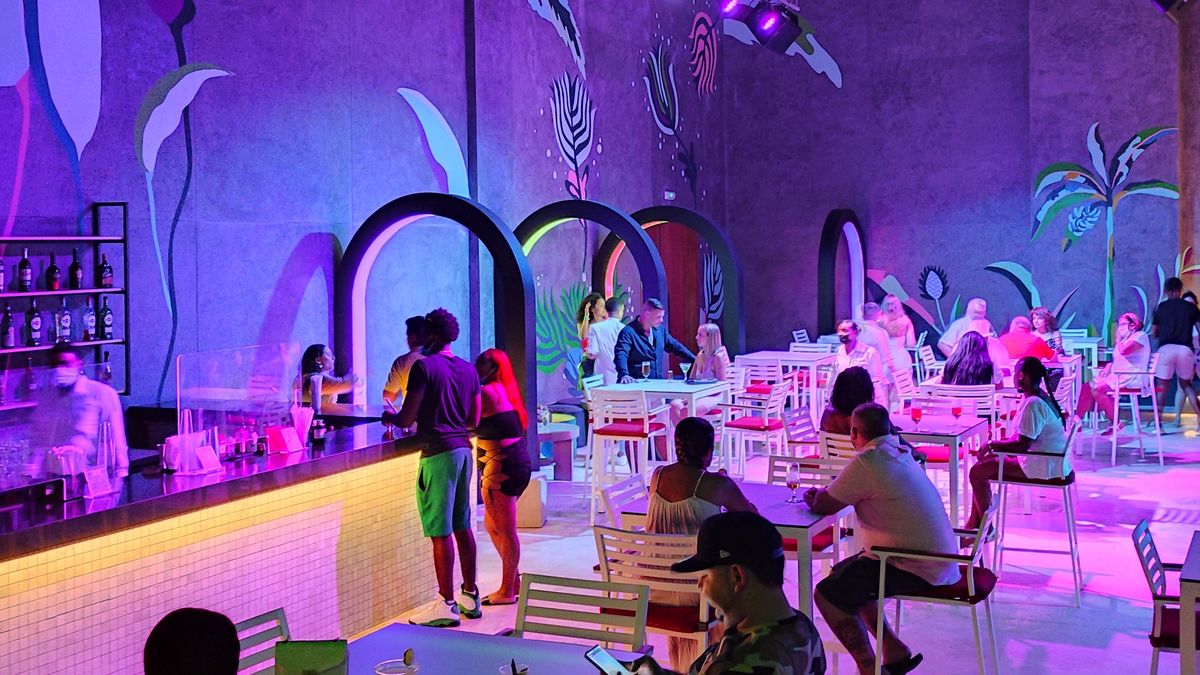 El bar/discoteca del resort. El bar/discoteca del resort.