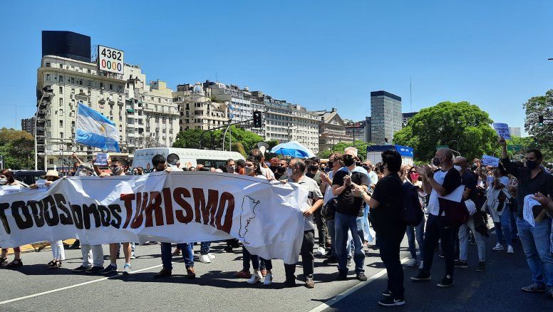 Minoristas, mayoristas, hoteleros, gastronómicos, rentadores, guías y demás actores del trade reclaman una ayuda urgente para paliar la crisis del turismo.