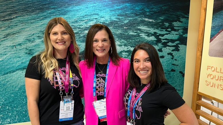 Dana Young, presidente y CEO de Visit Florida, acompañada por su equipo de PR.