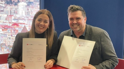 Edgar Weggelaar, CEO de Queer Destinations, y Ana Herrera, diputada de Turismo de la Diputació de Barcelona.