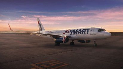 Uno de los Airbus A320 de JetSmart, decorado con un Cardenal.