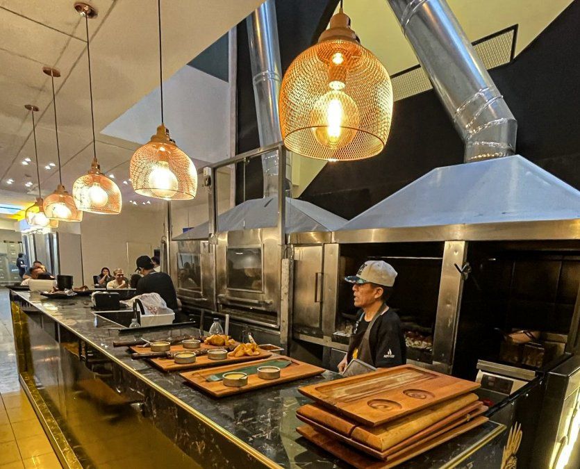 El salón principal de la planta baja del&nbsp;restaurante está acondicionado para recibir a más de 200comensales.&nbsp;