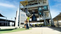 El Kennedy Space Center Visitor Complex invita a explorar el universo salir del planeta Tierra.