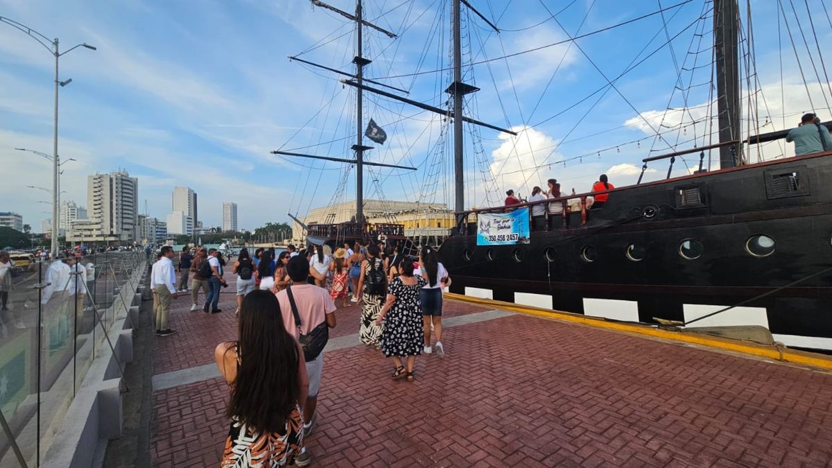 Agentes de viajes dirigiéndose al barco.