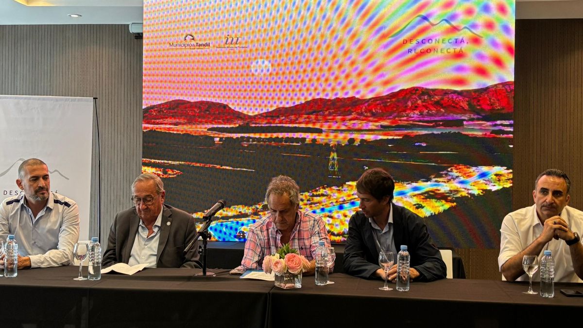 Daniel Scioli, secretario de turismo, ambiente y deportes; Gustavo Hani, presidente de CAT; Bruno Cerone, representante del IMT; Miguel Ángel Lunghi y Diego Martín, intendente y director de turismo de Tandil respectivamente.