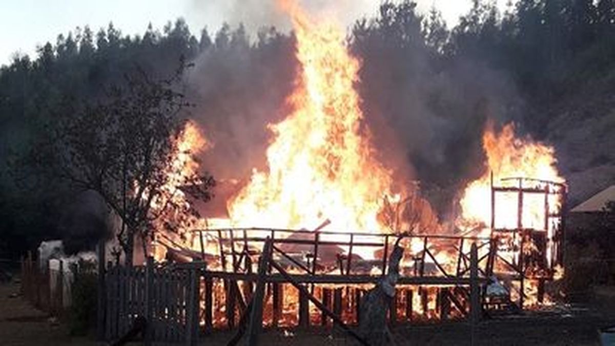 Fueron 27 las cabañas destruidas el 21 de diciembre de 2021 en Contulmo, a orillas del lago Lanalhue. 
