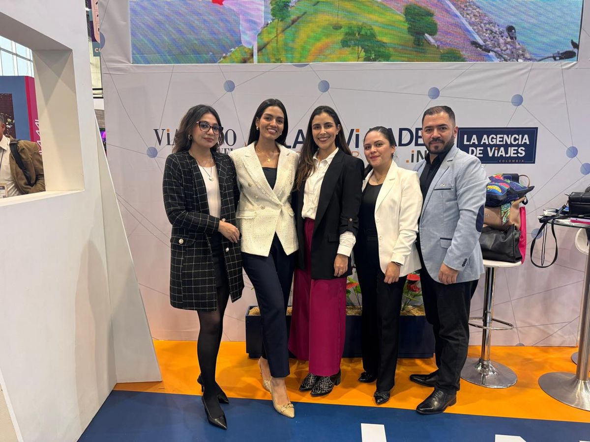 Equpo de Air Europa en el stand de Ladevi.