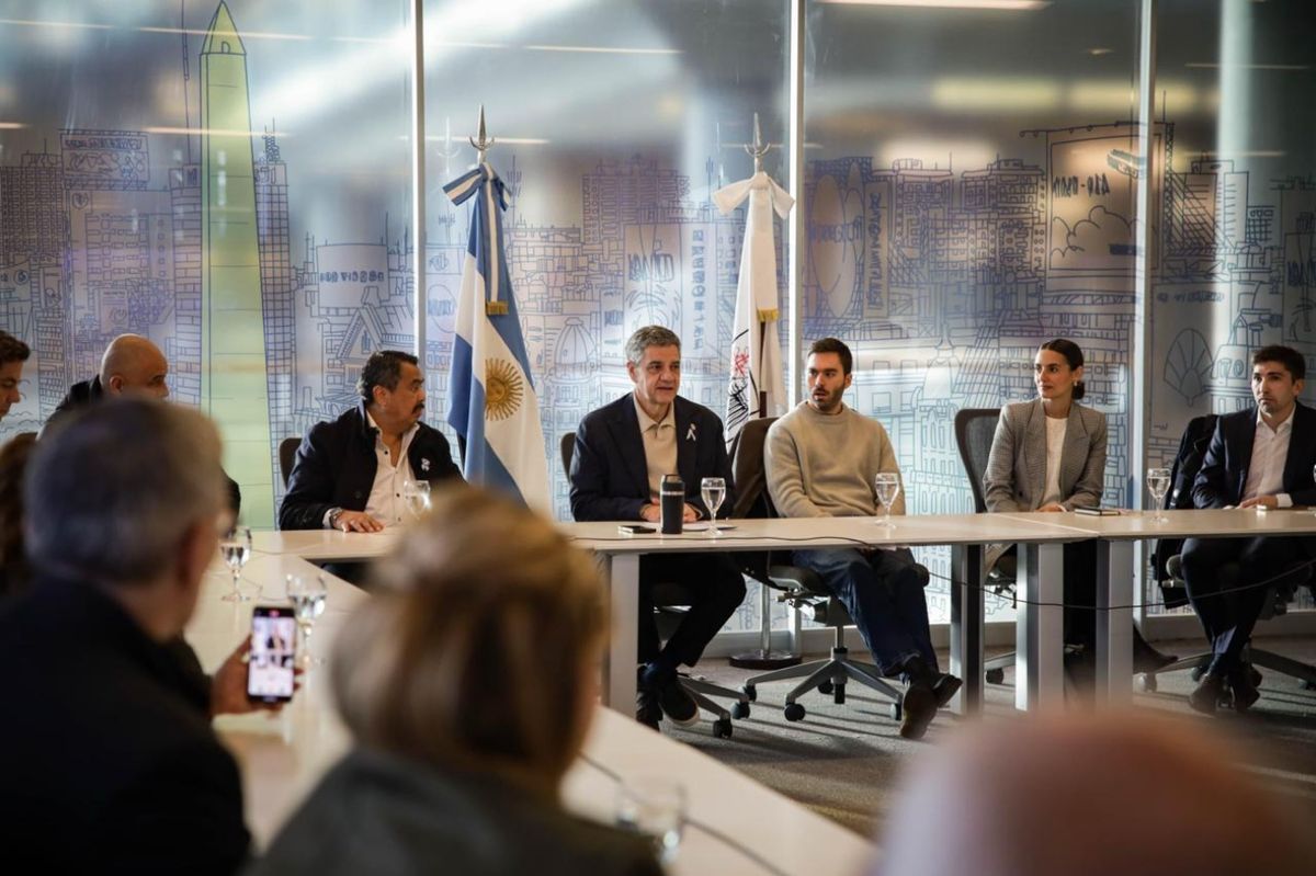 En el centro, de saco negro, el Jefe de Gobierno de la Ciudad de Buenos Aires, Jorge Macri, rodeado de representantes sindicales, directivos de empresas y miembros de su gabinete