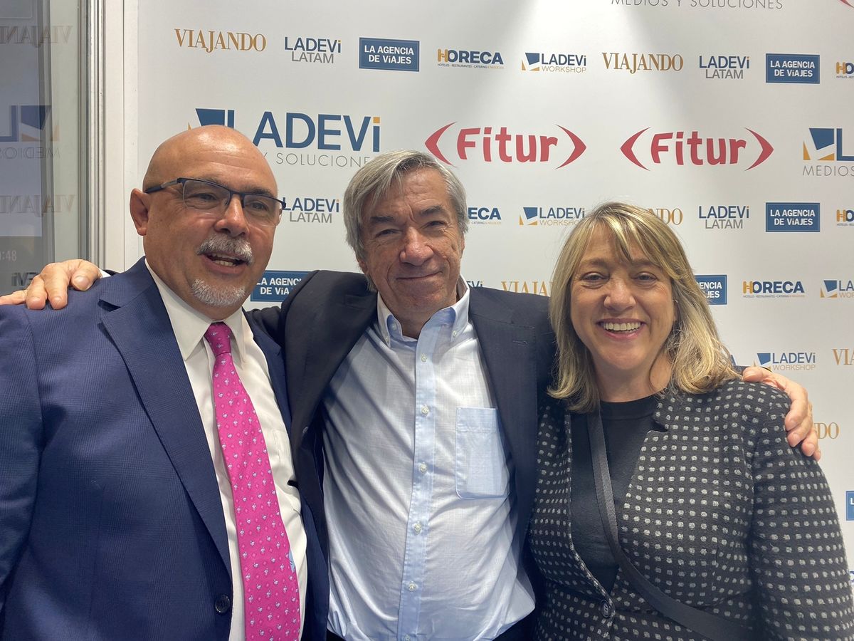 Luís García Codrón, fundador de Europamundo junto a Claudia González y Gonzalo Yrurtia directores socios de Ladevi en el stand de la editorial durante Fitur 2023.