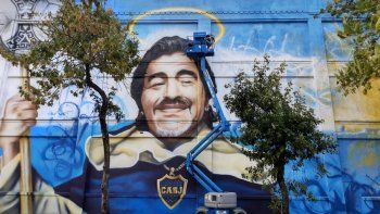 El mural de Diego Maradona, realizado por el artista Alfredo Segatori, luce en las calles de la Ciudad de Buenos Aires.