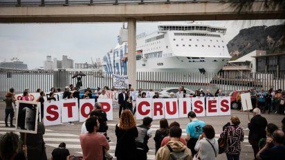 La protesta ha sido convocada por la plataforma Stop Cruceros y se han adherido unas 100 entidades, entre ellas Zeroport, que lucha contra la ampliación del Aeropuerto de Barcelona-El Prat.