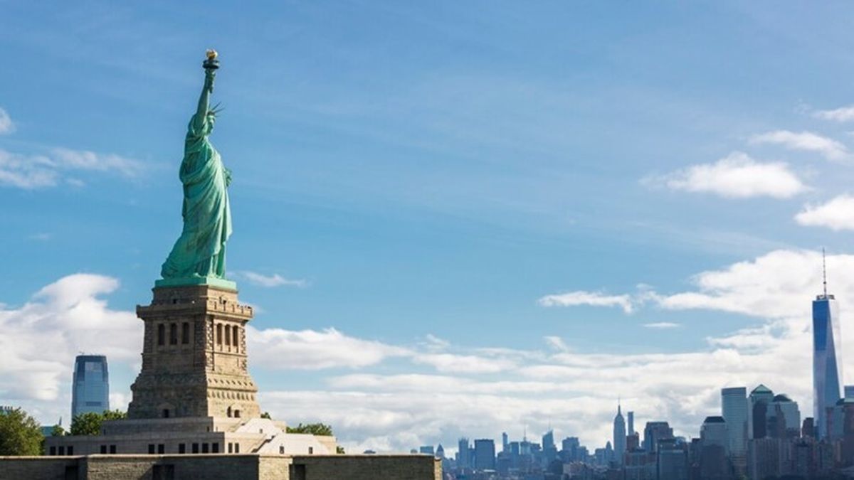 El bus turístico también incluye una parada cerca de Battery Park, desde donde puedes tomar el ferry hacia la Estatua de la Libertad y Ellis Island.