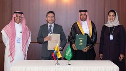 Gustavo Recalde, subsecretario de Transporte Aéreo del Ministerio de Transporte y Obras Públicas del Ecuador, y Ali Bin Mohammed Rajab, vicepresidente de Transporte Aéreo y Cooperación Internacional de la Autoridad General de Aviación Civil del Reino de Arabia Saudita.