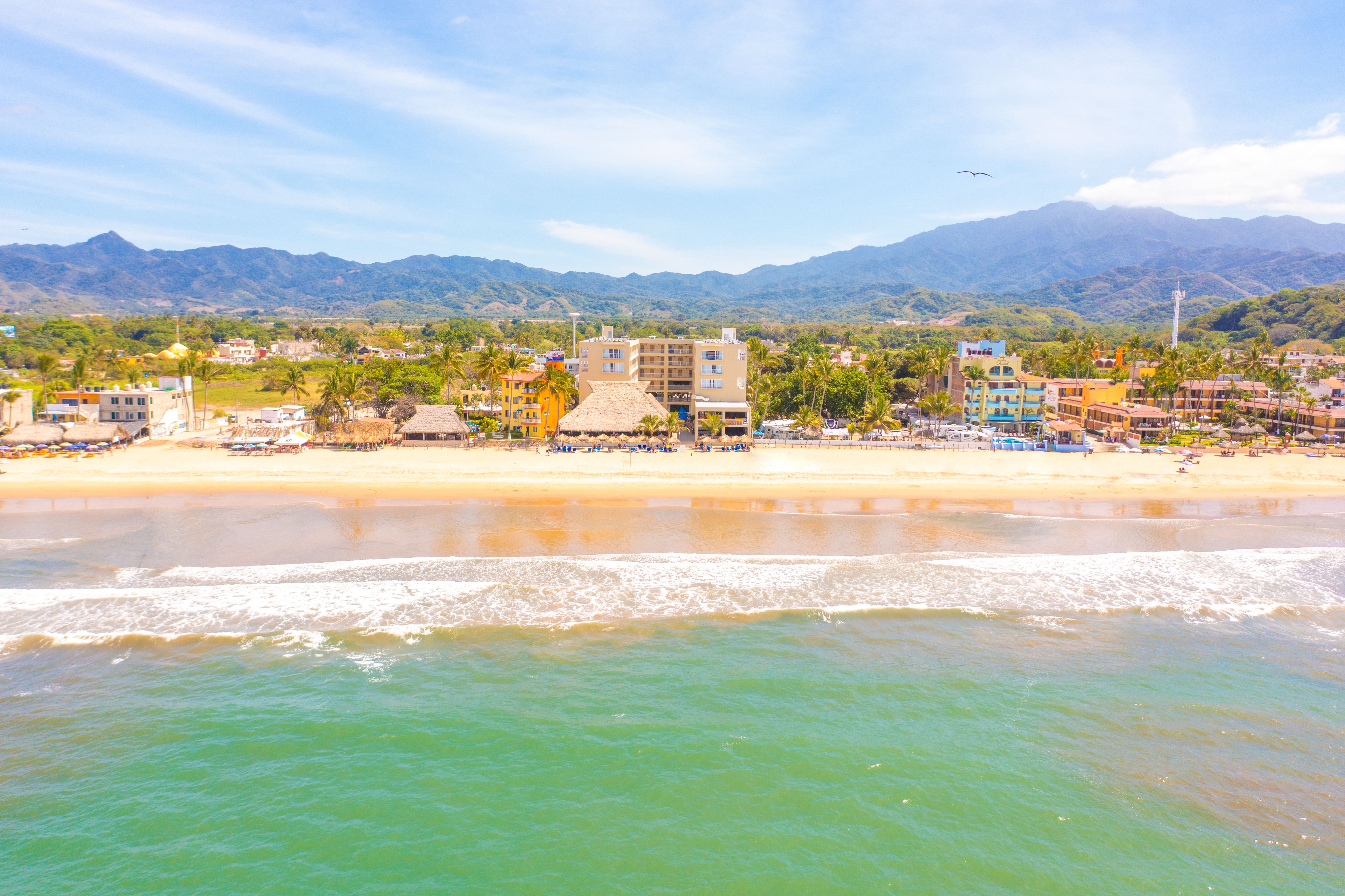 Decameron Isla Coral, ubicado sobre una magnífica playa e ideal para el mejor descanso.