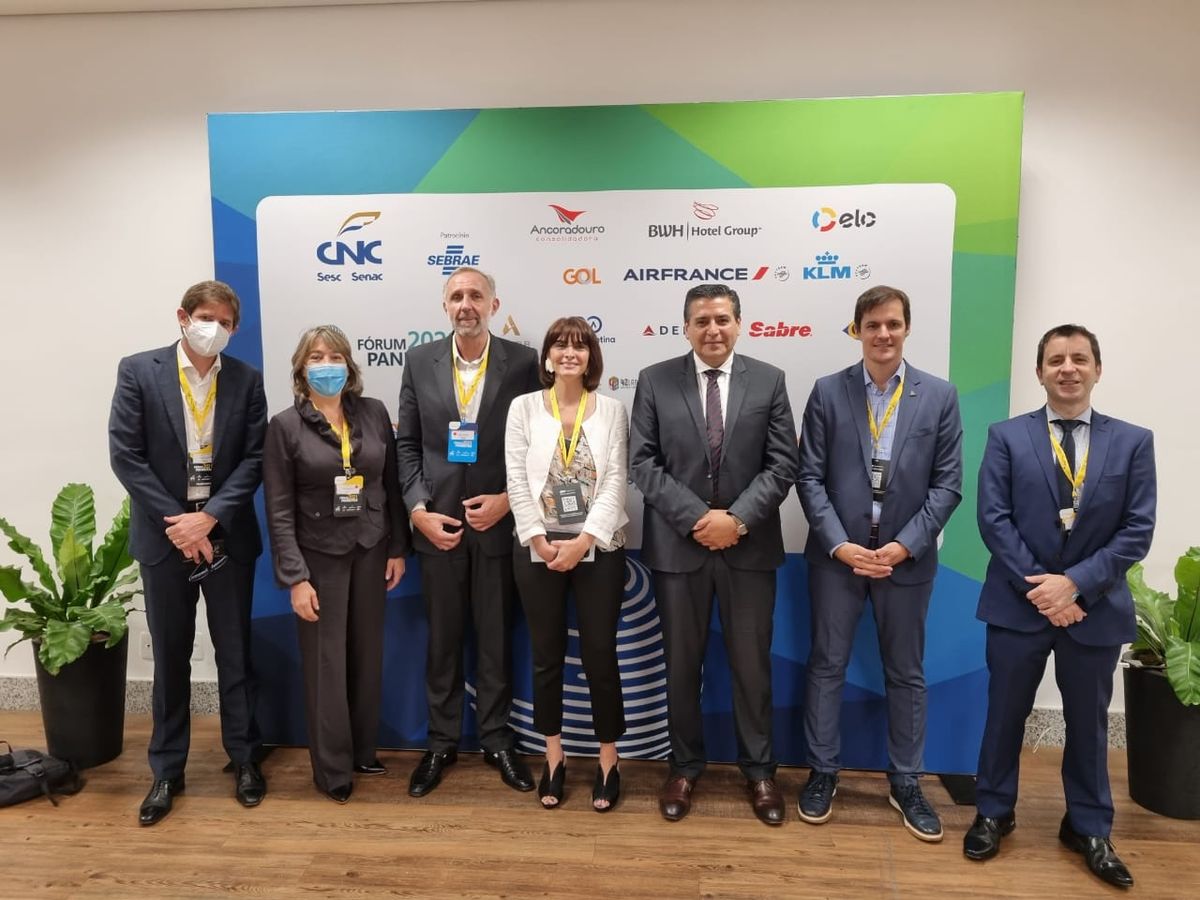 Gonzalo Romero, de Air Europa; Claudia González, directora comercial de Ladevi Medios y Soluciones; Gustavo Esusy, de Avianca; Natalia Pisoni, coordinadora en Brasil de Inprotur; Ricardo Sosa, titular del Inprotur; Luciano Macagno, de Delta; y Hugo Díaz, de Inprotur.