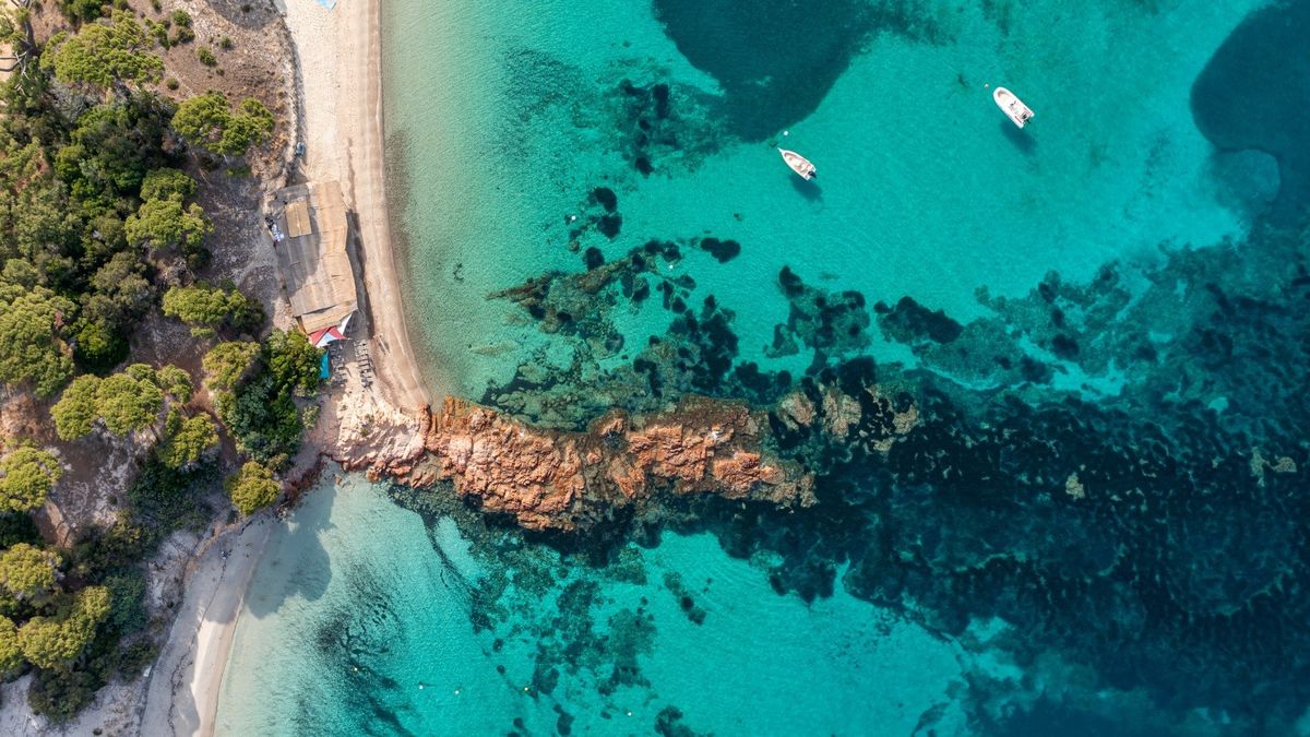 Viajes de Autor Representaciones: Playa de Palombaggia, una de las más representativas de Córcega.