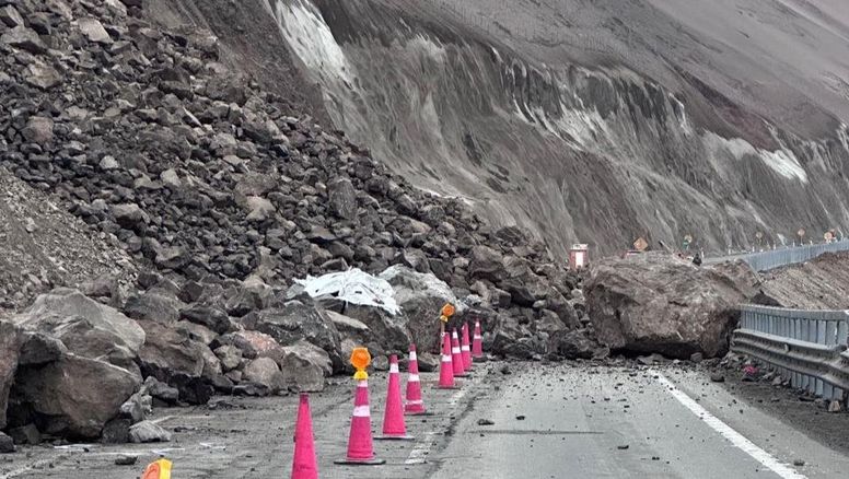Desprendimiento de rocas de gran tamaño en la Cuesta Chichorro bloqueó la ruta terrestre hacia Arica.