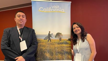 Héctor González y Claudia Góngora, representantes de Visit California en EPTUR 2025.