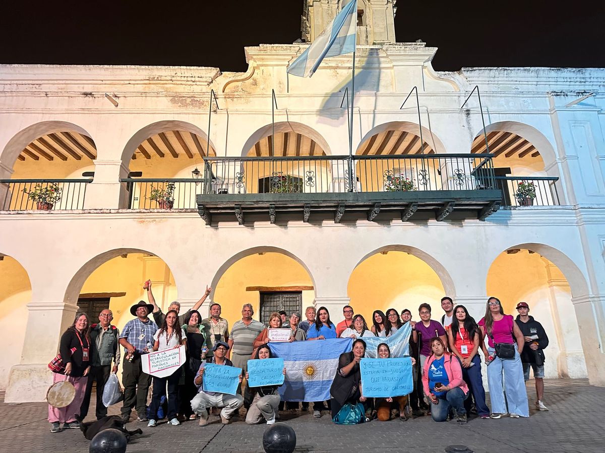 Guías de turismo de Salta marcharon en repudio a las políticas de desregulación de Javier Milei. Piden mayores controles al Ministerio de Turismo provincial.