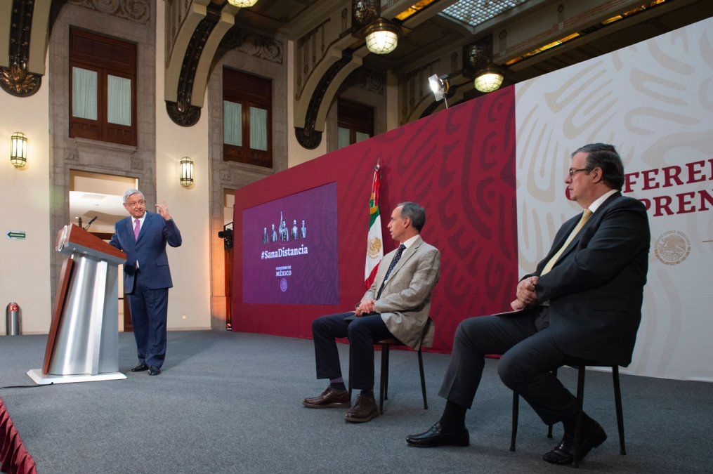 Andrés Manuel López Obrador, Hugo Lopez-Gatell, subsecretario de Prevención y Promoción de la Salud, y Marcelo Ebrard.