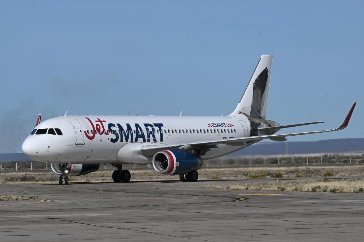 El vuelo inaugural de Jet]Smart llega al aeropuerto de Trelew, Chubut.