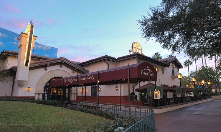 El Brown Derby emula a un restaurante de la edad de oro de Hollywood.