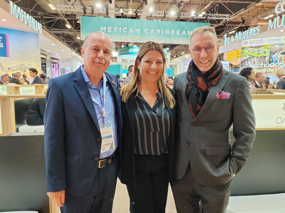 Jesús Almaguer, Edith Sanchezllanes, y Paco Carrera en una pausa de la actividad de Oasis Hotels & Resorts en fitur.