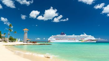 Vacaciones en cruceros con Norwegian Cruise Line: Norwegian Sky  que recorre destinos como Aruba, Curazao y Santa Lucía. 