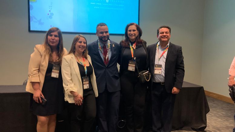 Representantes de Islas Caimán en FIT 2024.