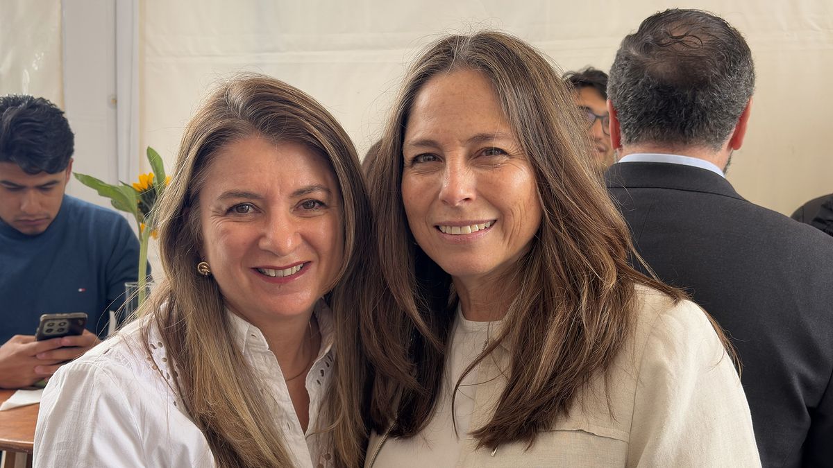 Evento de presentación de oficina remodelada de United Airlines en Quito, con presencia de agencias de viajes. 