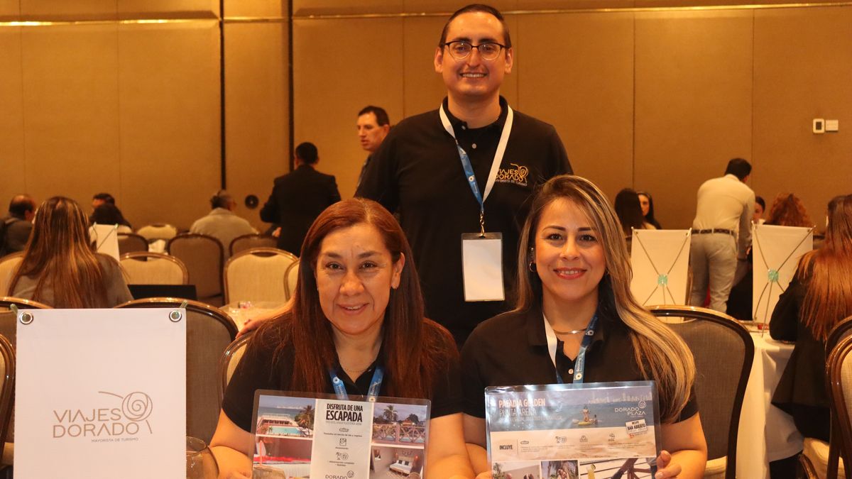 Janet León Céliz, directora comercial de Viajes Dorado Mayorista y equipo en el marco del Ladevi Workshop.