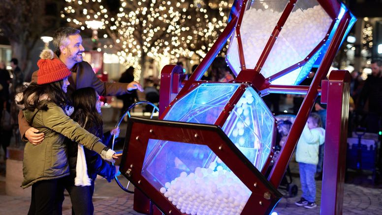 Desde el famoso árbol en el Rockefeller Center de Nueva York hasta los Surfing Santas, Brand USA comparte una serie de propuestas para disfrutar la Navidad en Estados Unidos.&nbsp;