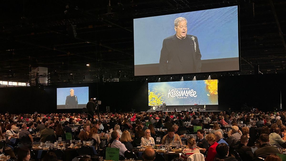Disertación de DT Minich, presidente y CEO de Experience Kissimmee, durante el almuerzo en IPW 2025.