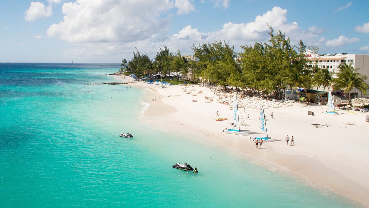 Con vuelos de Copa Airlines y la entrada sin visa para muchos países latinoamericanos, Barbados se convierte en un destino cada vez más accesible.