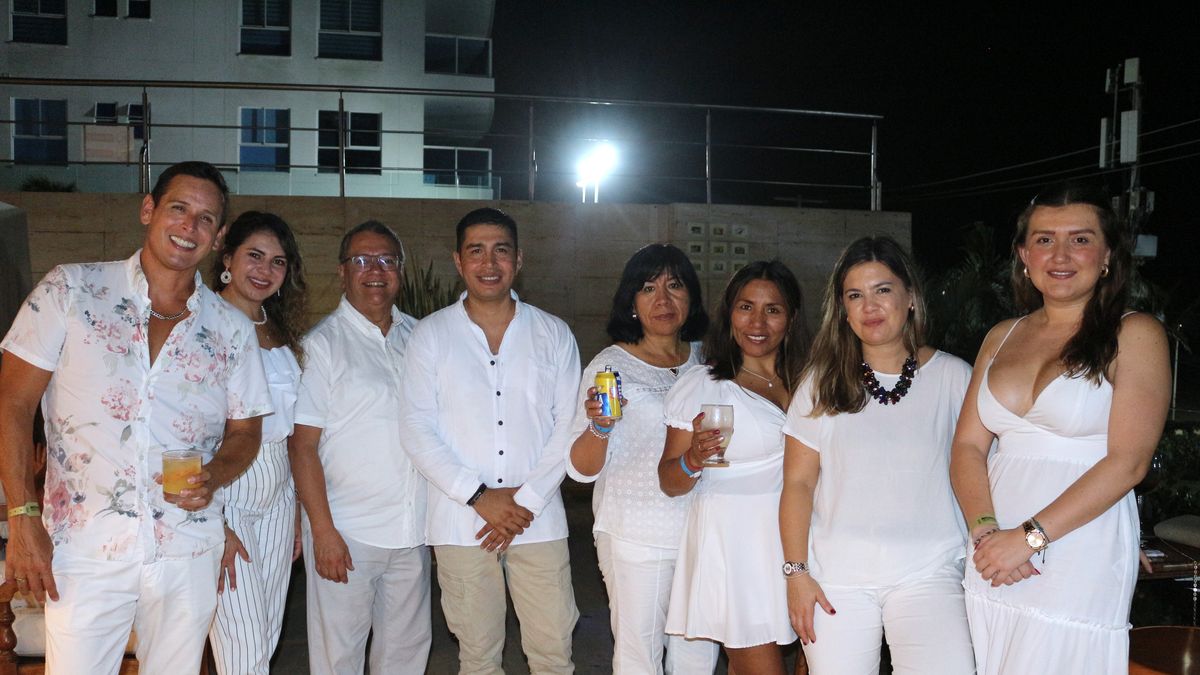 Profesionales del turismo pasando una noche de camaradería en la sexta convención de Vidatur.