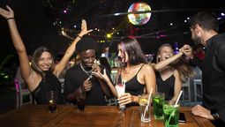 La Alcaldía Mayor de Bogotá informó que los establecimientos de entretenimiento nocturno vuelven a tener atención hasta las 5:00 a.m.&nbsp;