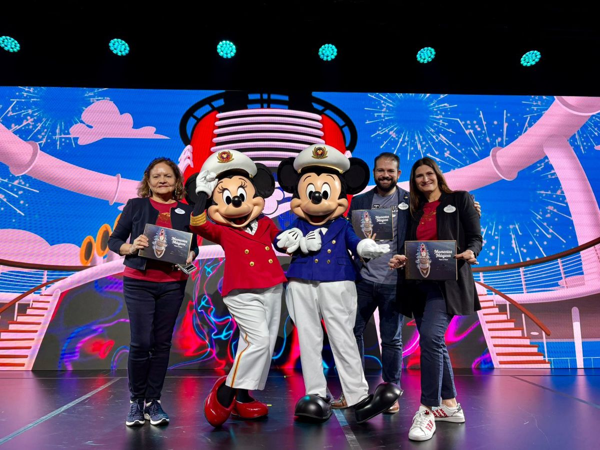 Elena Outlan, Alejandro Flores y Julieta De Grazia comparten escenario junto a Mickey y Minnie.