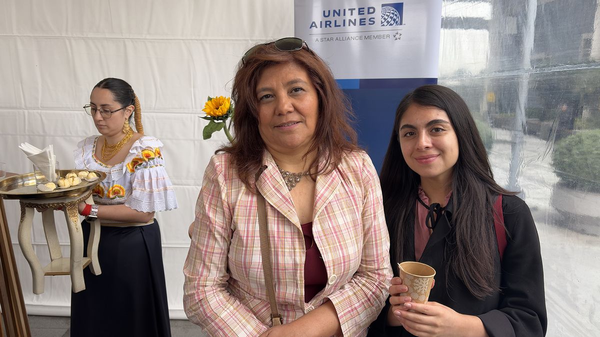 Evento de presentación de oficina remodelada de United Airlines en Quito, con presencia de agencias de viajes. 