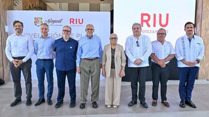 El Gobernador de Nayarit, Miguel Ángel Navarro Quintero, y directivos de RIU Hotels & Resorts develaron la placa que simboliza el fin de la dependencia nominal de otros destinos.