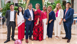 Equipo de Crismark Travel Mayorista durante la celebración de su 7° aniversario, una noche que reunió trayectoria, cercanía e innovación en el sector turístico.
