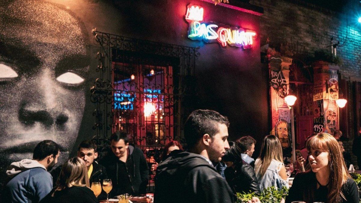 Basquiat es uno de los mejores bares de Rosario y está en el histórico barrio de Pichincha. Enterate sobre toda la oferta de esta zona de Rosario. 