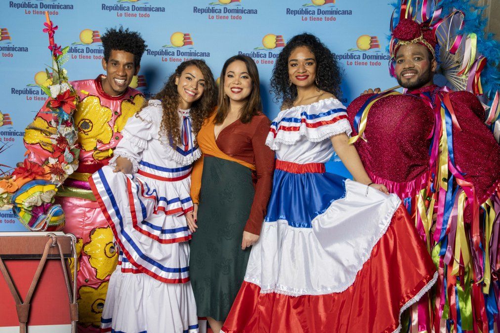Carolina Pérez con un grupo de bailarines.